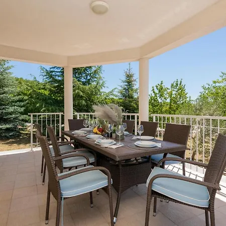 Holiday home Lovely In Vinjani Donji With Kitchen Crna Gora