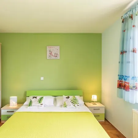 Holiday home Lovely In Vinjani Donji With Kitchen Crna Gora
