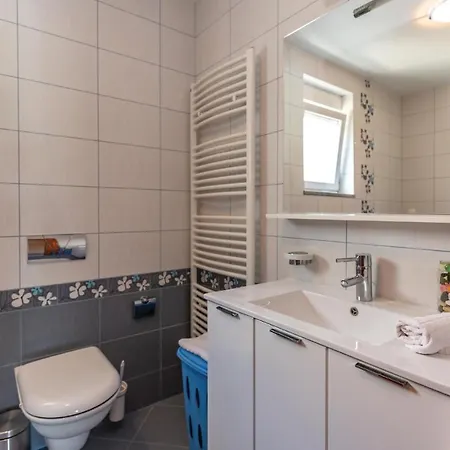 Holiday home Lovely In Vinjani Donji With Kitchen